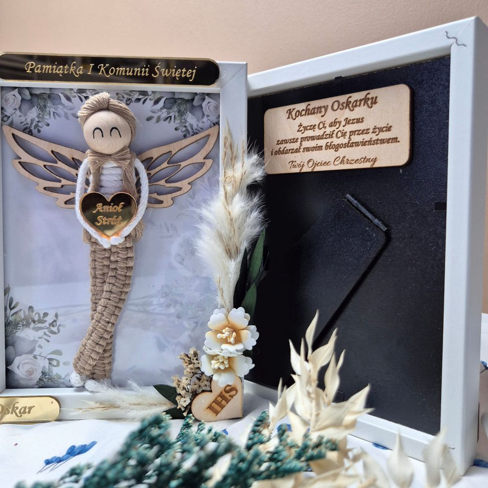 Aniołek na Komunię Świętą dla chłopca – ręcznie zdobiona ramka - obrazek 3